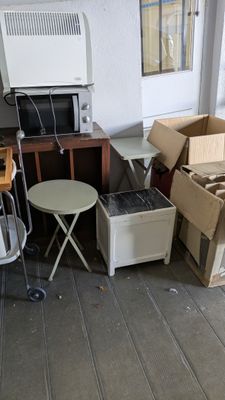 une pièce avec beaucoup de cartons et des cartons sur le sol