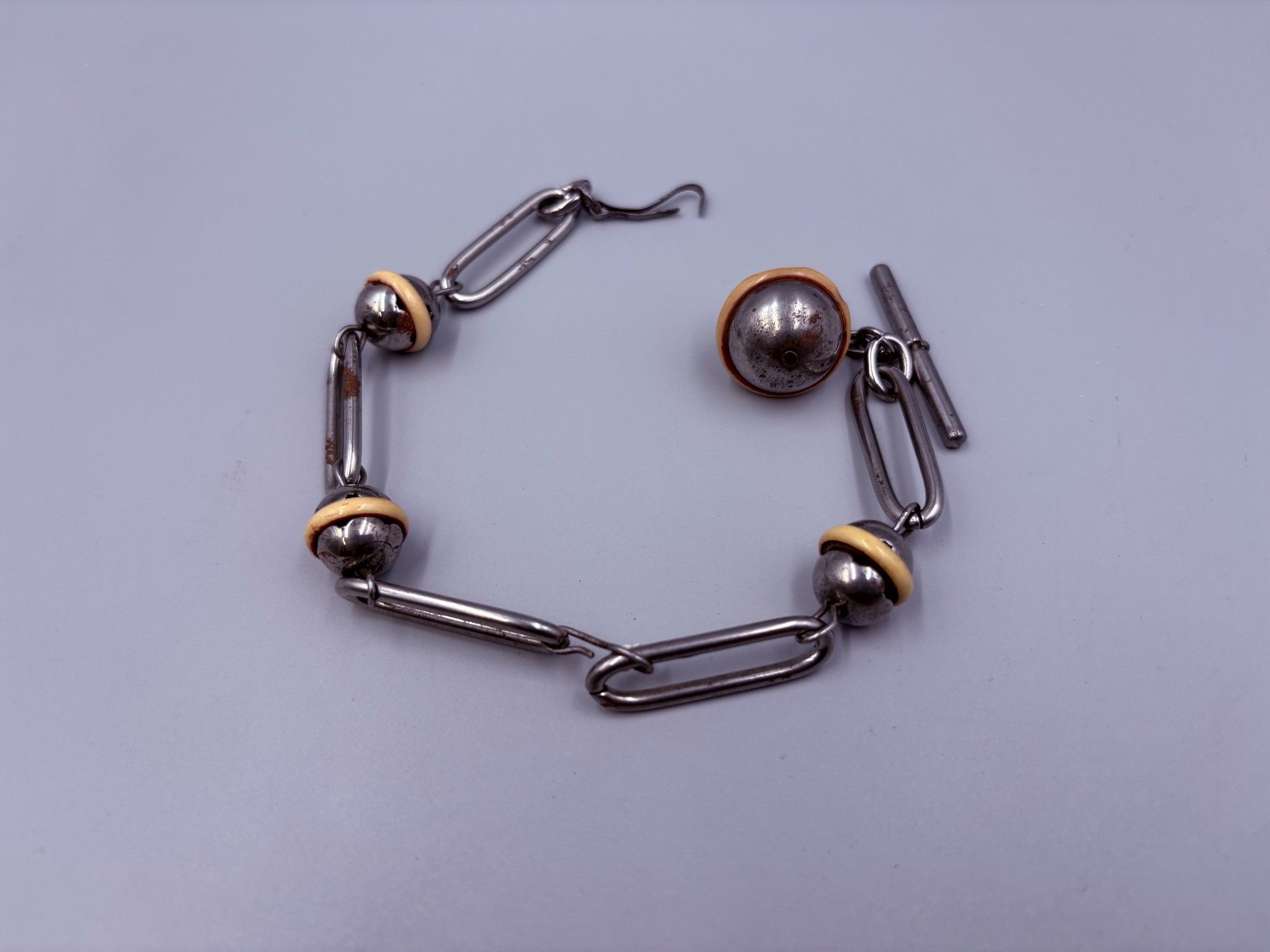 Bracelet de style moderniste ou Art Déco.