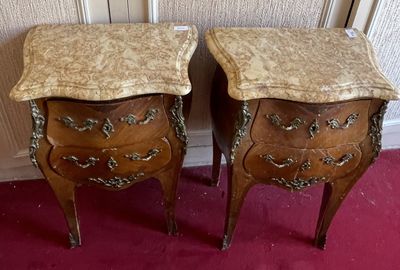 paire de tables de chevet anciennes de style français avec plateau en marbre