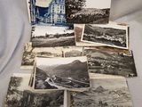 une série de vieilles photos en noir et blanc représentant des montagnes et des bâtiments
