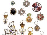 une série de médailles et de croix de différents types sur fond blanc