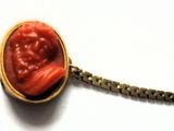 la photo d'un collier portant la photo d'une femme