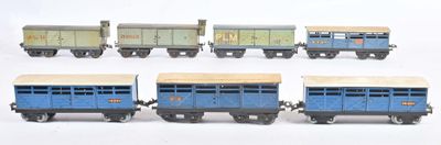 six petits trains miniatures alignés sur une surface blanche