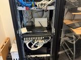 une photo montrant un rack de câbles dans une pièce
