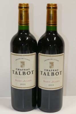 deux bouteilles de vin rouge posées l'une à côté de l'autre sur une table