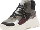 un gros plan sur une paire de baskets sur fond blanc