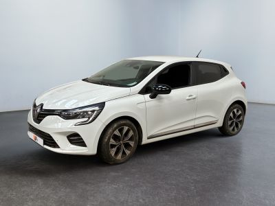 une voiture blanche garée dans une pièce au sol noir