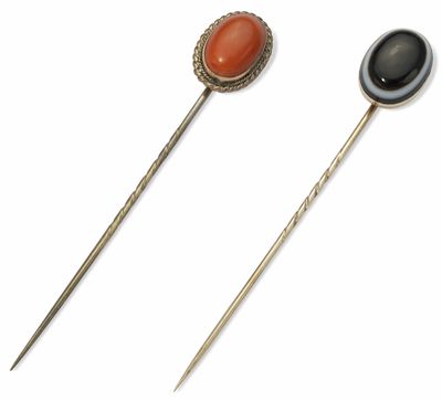 paire de broches en argent et cornaline ornées de pierres noires et orange