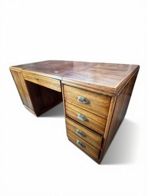 une photo d'un bureau en bois à trois tiroirs