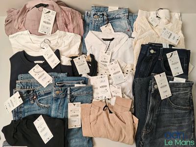 une pile de vêtements posée sur une table