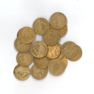 une pile de pièces d'or posée sur une surface blanche