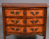 Commode en bois marqueté à façade galbée, ouvrant par trois … (photo 2)
