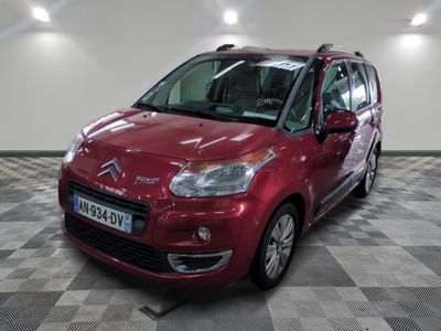 la citrole rouge est garee sur un carrelage en damier