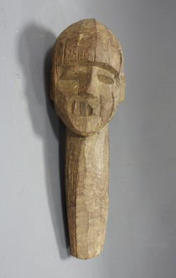LOBI, Burkina Faso. Ancienne tête piquet « Baathil » en bois…