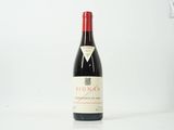 une bouteille de vin posée sur une table