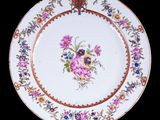 une assiette ornée d'un motif floral sur fond noir