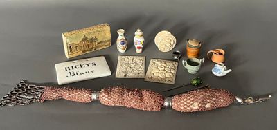 many items that are sitting on a table together