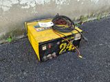une machine jaune et noire posée par terre près d'un mur en béton