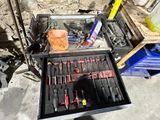 une photo d'un établi avec des outils posés dessus