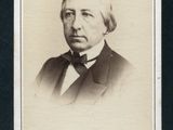 une vieille photo en noir et blanc d'un homme en costume