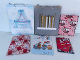 les nombreuses cartes et les nombreux sachets-cadeaux posés sur la table