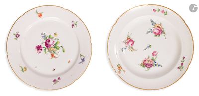 deux assiettes ornées de fleurs, posées sur un fond blanc