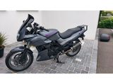une photo d'une moto garée sur le bord de la route