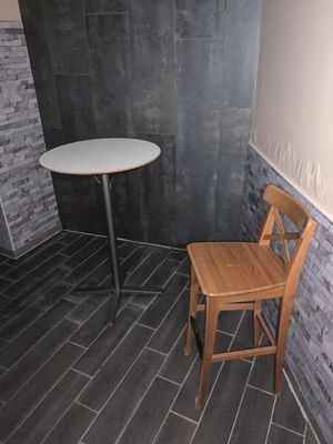 une petite table et une chaise dans un coin de la pièce