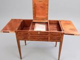 une petite table en bois surmontée d'un tiroir