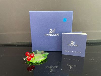 deux coffrets de parfums Swarovski posés sur une table