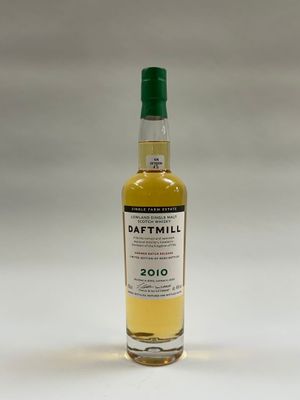 une bouteille de whisky posée sur une table blanche