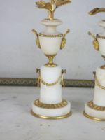 PAIRE DE BOUGEOIRS en marbre blanc et bronze doré à décor de… (photo 3)