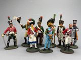 sept figurines représentant des hommes en uniforme militaire