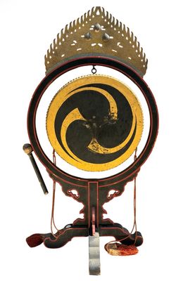 une horloge surmontée d'une couronne