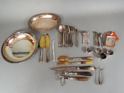 beaucoup d'argenterie et de couverts en argent sur la table