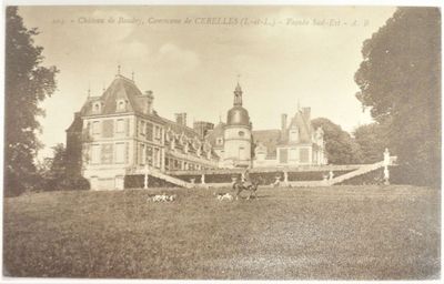 une vieille photo d'un grand bâtiment au milieu d'un champ