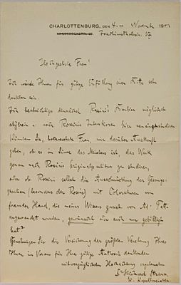 un gros plan d'un morceau de papier sur lequel on a écrit