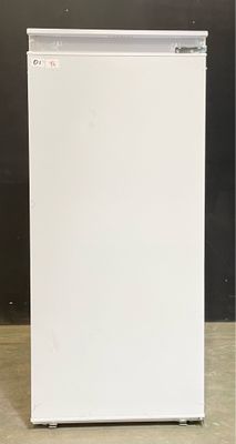 image d'un petit réfrigérateur blanc dans une pièce