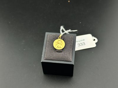 une petite pièce d'or posée sur une boîte noire