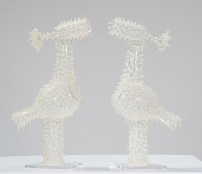 deux sculptures en verre représentant des oiseaux, exposées sur une table