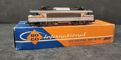 un wagon orange et blanc posé sur une boîte