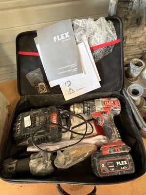 une valise noire contenant des outils, posée sur une table