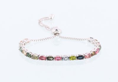 un bracelet orné de pierres multicolores sur fond blanc