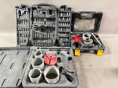 un grand nombre d'outils posés sur une table