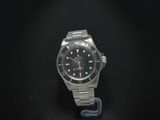 gros plan d'une montre-bracelet sur une surface noire