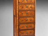 une commode ancienne de style Louis II