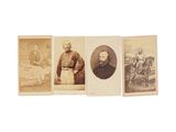 quatre photographies anciennes représentant des hommes et des femmes assis sur une chaise