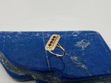 un gros plan sur une pierre bleue sur laquelle repose une bague