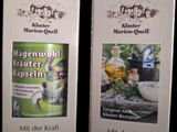 deux boîtes de nourriture posées sur une table