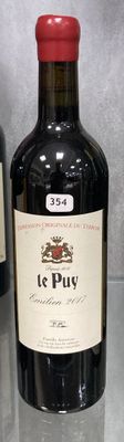 deux bouteilles de vin posées sur une table